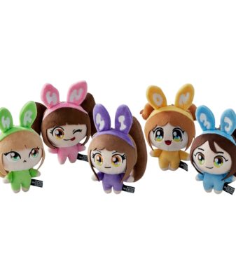 Adorable plush keyrings featuring NewJeans members with Takashi Murakami-inspired designs.